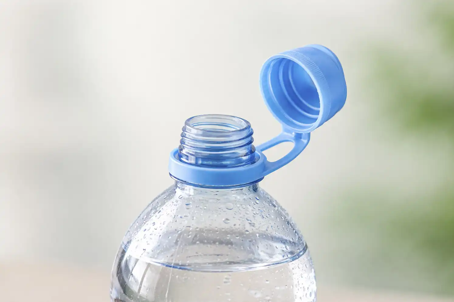 Víčka připevněná k lahvím – proč to EU vyžaduje a znamená to konec charitativních sbírek?