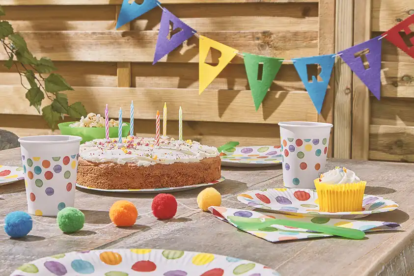 Jak zorganizovat kinderbal a jaké vybrat dekorace? Nádobí, balónky, girlandy a další doplňky
