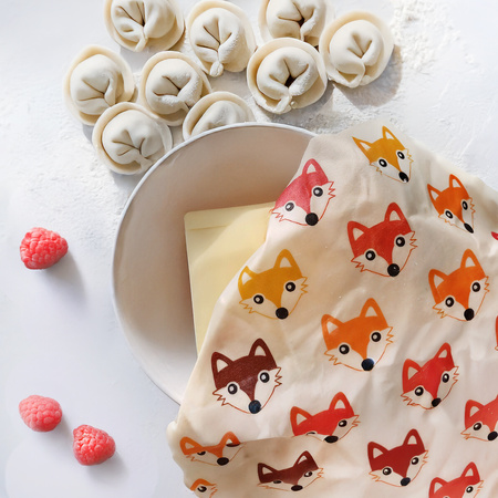 Voskovka "Lišky" velikost "M" 25 x 25 cm 1 ks.