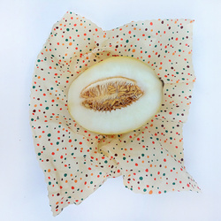 Voskovka "Barevné puntíky" velikost "L" 36 x 36 cm 1 ks.